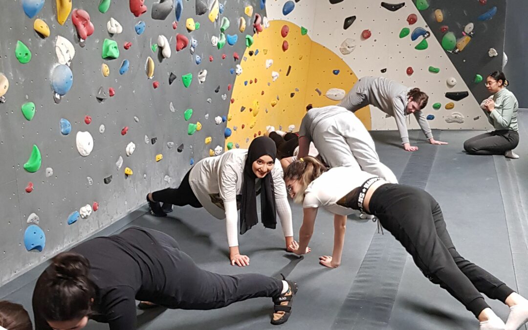 BHAK Wien10 Klettergruppe in der boulderbar