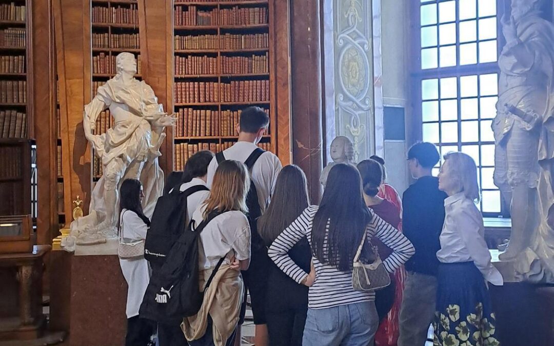 Besuch des Prunksaals und Workshop im Papyrusmuseum